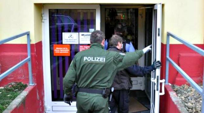 Satuan khusus kepolisian Jerman terpaksa dikerahkan karena suara aneh dari mainan seks di dalam tempat sampah. (Sumber Holger Manigk)