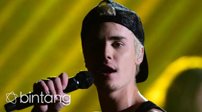 Di atas panggung Justin Bieber punya penampilan yang luar biasa. Sering kali bernyanyi dibarengin dengan aksi ngedance. Naas, Justin Bieber terpeleset diatas panggung. (Bintang.com/AFP)