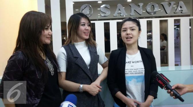 Nina Wang (kiri) dan Tina Toon (kanan) bersama Sanova (tengah) pemilik klinik kecantikan Sanova. [Foto: Ferry Noviandi/Liputan6.com]