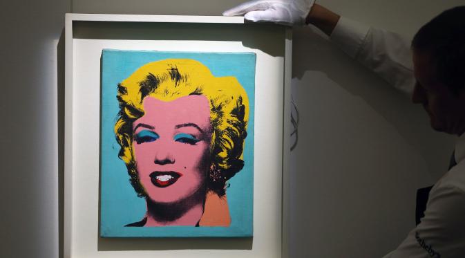 Petugas membawa sebuah lukisan karya Elaine Sturtevant bernama Warhol Marilyn Monroe (1967 ) saat pembukaan kepada media di Sotheby, London , Inggris 8 April 2016. Galeri seni ini menampilkan seni Modern dan Kontemporer Sale Art. (REUTERS / Neil Hall)