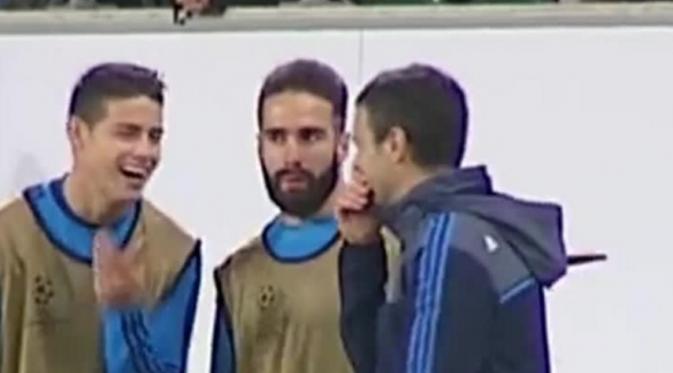 Pemain Real Madrid, James Rodriguez (kiri) terlihat bercanda dengan rekan-rekannya saat menghadapi Wolfsburg, di Volkswagen Arena, Kamis (7/4/2016).