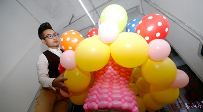 Gaun pernikahan unik yang terbuat dari gabungan 600 balon