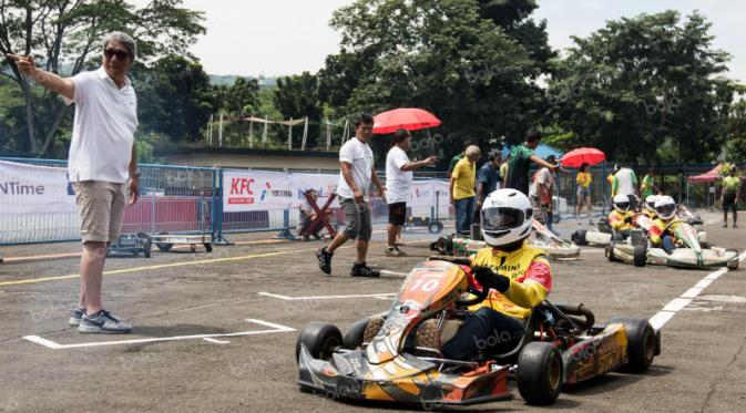 Tim Jagonya Ayam memberikan kesempatan kepada wartawan untuk merasakan sensasi balapan gokar dengan empat pebalap GP2 di Sentul International Karting Circuit, Sabtu (9/4/2016). (Bola.com / Vitalis Yogi Trisna)