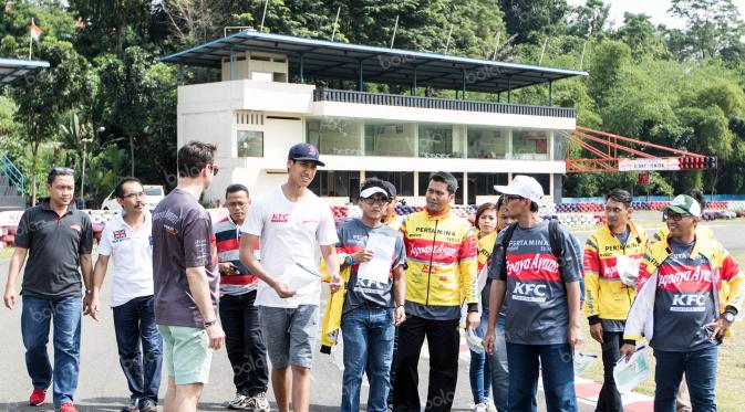 Pebalap GP2, Sean Gelael (baju putih/tengah) memberikan arahan kepada wartawan yang ikut balapan gokar di Sentul International Karting Circuit, Sabtu (9/4/2016). (Bola.com / Vitalis Yogi Trisna)