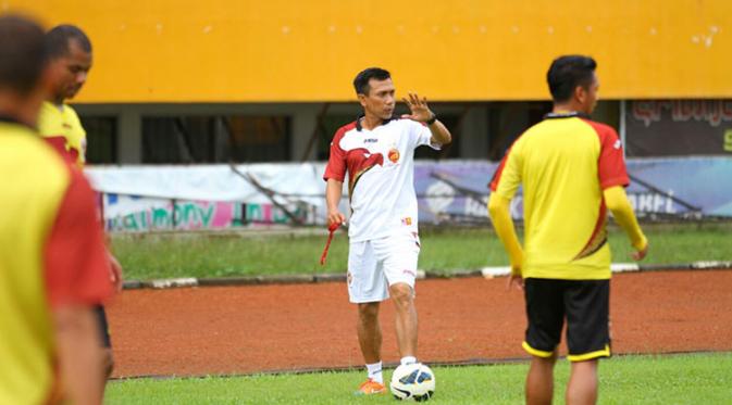 Widodo Cahyono Putro memimpin latihan perdana Sriwijaya FC sesuai libur, Sabtu (9/4/2016). (Bola.com/Riskha Prasetya)