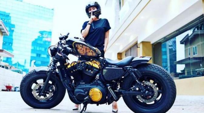 Olla Ramlan jadi anak motor [foto: instagram/ollaramlanaufar]