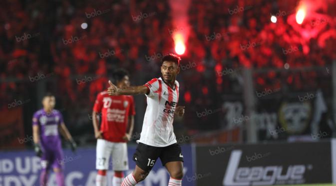 Pemain Persija Jakarta, Syahroni merayakan golnya ke gawang Bali United pada laga Trofeo Persija di Stadion Utama Gelora Bung Karno, Jakarta, Sabtu (9/4/2016). (Bola.com/Nicklas Hanoatubun)
