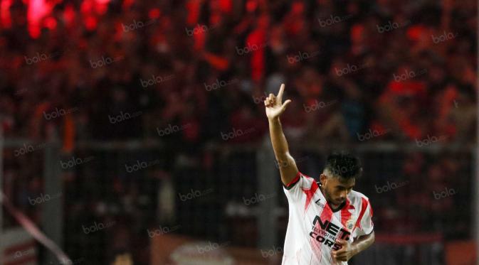 Aksi Pemain Persija Jakarta, Syahroni merayakan golnya ke gawang Bali United pada laga Trofeo Persija di Stadion Utama Gelora Bung Karno, Jakarta, Sabtu (9/4/2016). (Bola.com/Nicklas Hanoatubun)