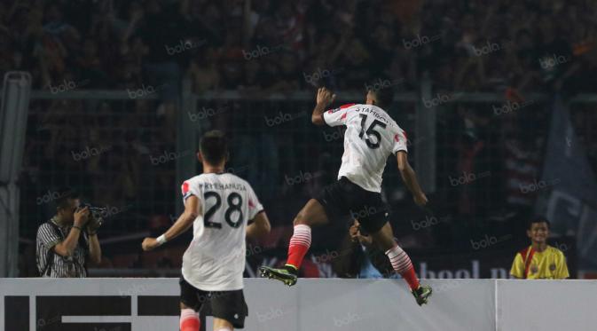 Aksi Pemain Persija Jakarta, Syahroni merayakan golnya ke gawang Bali United pada laga Trofeo Persija di Stadion Utama Gelora Bung Karno, Jakarta, Sabtu (9/4/2016). (Bola.com/Nicklas Hanoatubun)