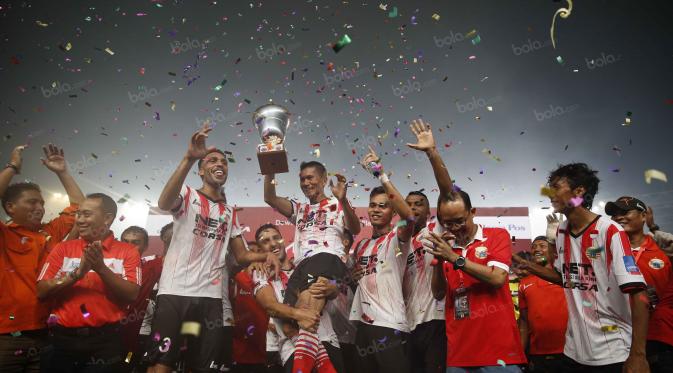 Para pemain Persija Jakarta merayakan kemenangan usai menaklukan Bali United pada laga Trofeo Persija  di Stadion Utama Gelora Bung Karno, Jakarta, Sabtu (9/4/2016). (Bola.com/Nicklas Hanoatubun)