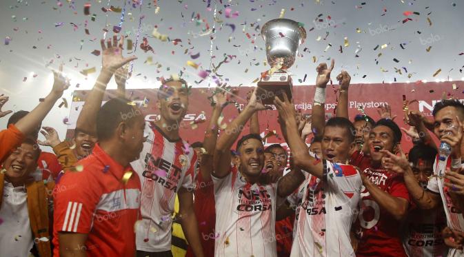 Kapten Persija Jakarta, Ismed Sofyan mengangkat trofi usai menaklukan Bali United pada laga Trofeo Persija  di Stadion Utama Gelora Bung Karno, Jakarta, Sabtu (9/4/2016). (Bola.com/Nicklas Hanoatubun)