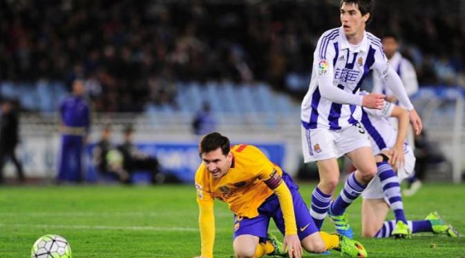 Striker Barcelona, Lionel Messi, mencoba mengejar bola pada laga melawan Real Sociedad di Anoeta, San Sebastian, Sabtu (9/4/2016). (AFP/Ander Gillenea)