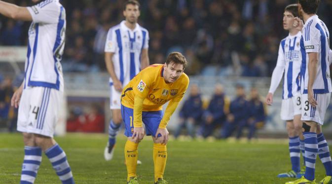 Pemain  Barcelona, Lionel Messi tertunduk lemas usai timnya kalah dari Real Siciedad 1-0 pada lanjutan. (REUTERS/Vincent West)