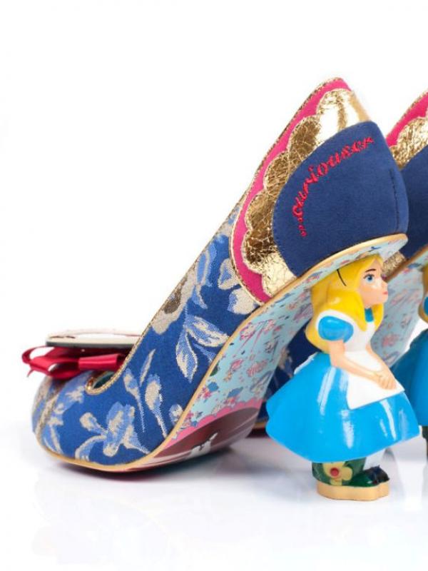 Sepatu yang terinspirasi oleh 'Alice In Wonderland'. (via: boredpanda.com)