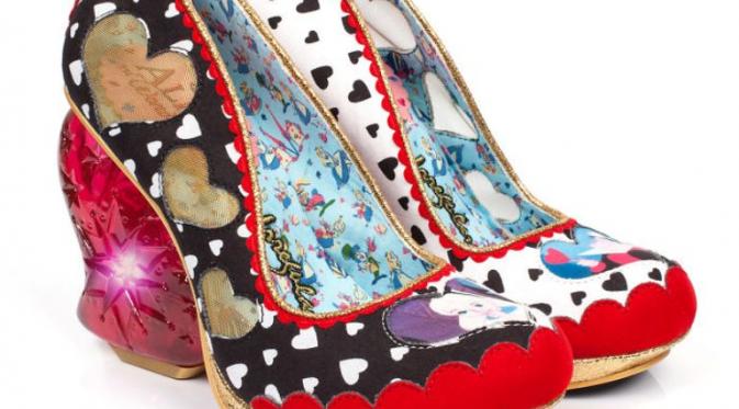 Sepatu yang terinspirasi oleh 'Alice In Wonderland'. (via: boredpanda.com)