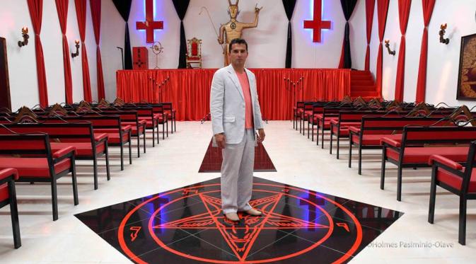 Pendiri Luciferian Seeds of Light Temple, Victor Damian Razo (Foto: Facebook Holmes Pasiminio).