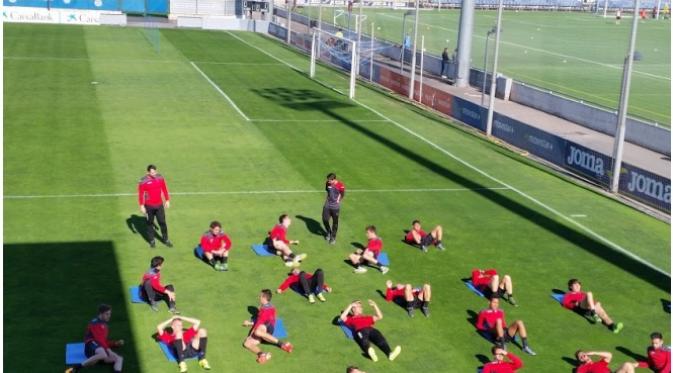 Evan Dimas Darmono menyaksikan langsung pola latihan yang diberikan pelatih U-19 Espanyol. (Sumber: prensa@laliga.es)