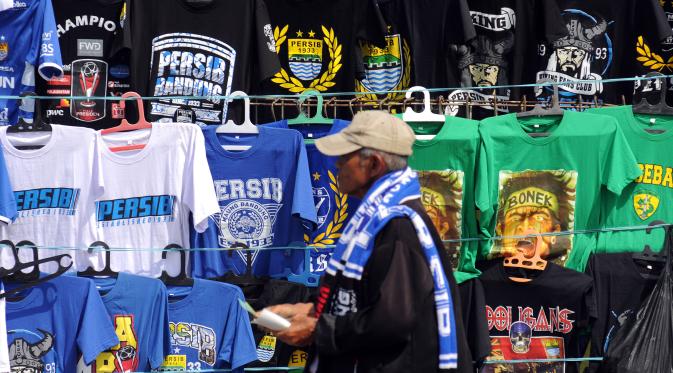 Pedagang jersey Persib panen keuntungan saat Maung Bandung mampir di Ciamis (Helmi Fithriansyah/Liputan6.com)