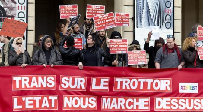 Aliansi Sexual work union (STRAS) ketika berdemo menentang langkah parlemen Prancis yang menerapkan denda kepada pengguna jasa pekerja seks komersial, pada 30 Maret 2015, di Paris. (AFP/Kenzo Triboullard).