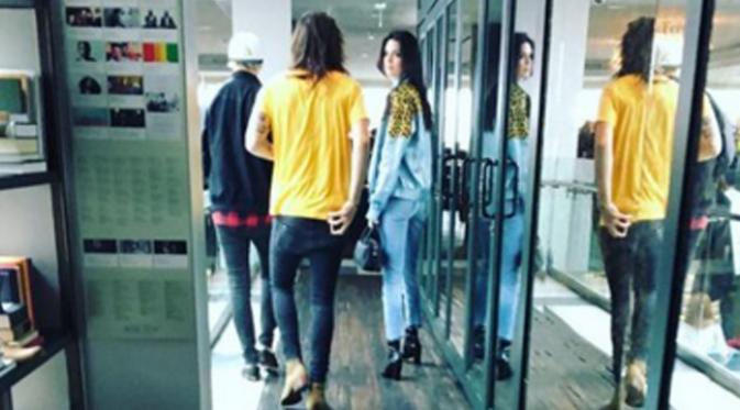 Kabar ini dibenarkan oleh salah satu penggemar lalu di unggahnya di aku jejaring twitter. Terlihat Kendall Jenner menggunakan jaket denim, celana jeans dan sepatu boots. Sedangkan Harry menggunakan kaus kuning terang. (viatwitter@knjdaily/Bintang.com)