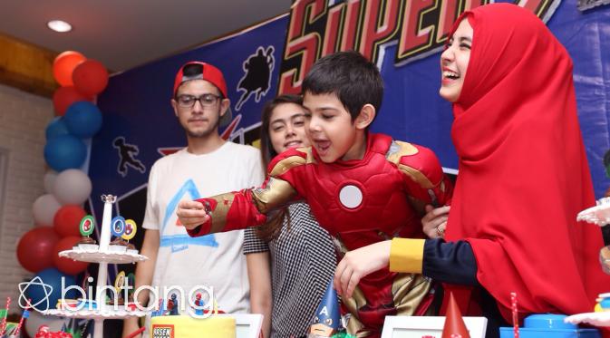 Arsen mengenakan kostum Iron Man, terlihat begitu ceria. Apalagi ada kedua orang tuanya yang juga mendampinginya. (Andy Masela/Bintang.com)