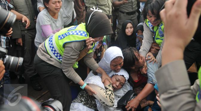 Sejumlah ibu-ibu histeris saat petugas berusaha membubarkan aksi mereka pada penggusuran di Pasar Ikan, Penjaringan, Jakarta, Senin (11/4). Para warga yang didominasi perempuan itu ikut menolak penggusuran kawasan tersebut. (Liputan6.com/Gempur M Surya)