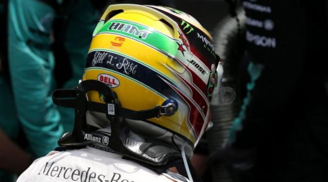 Pebalap Mercedes, Lewis Hamilton, memakai HANS. (carthrottle.com)