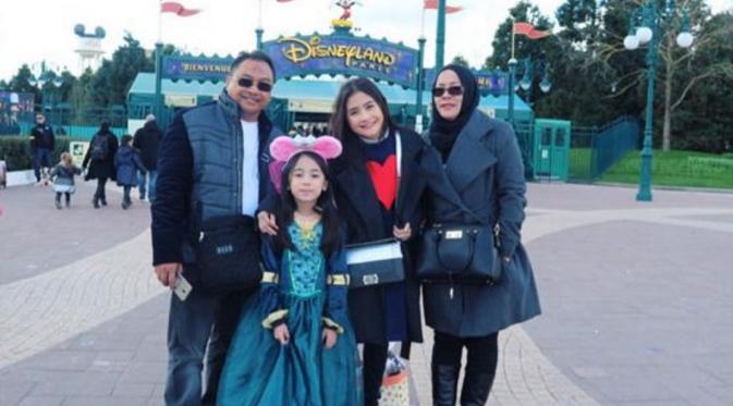 Prilly Latuconsina dan keluarga mampir ke Disneyland, yang lokasinya tak jauh dari Paris. (Instagram)