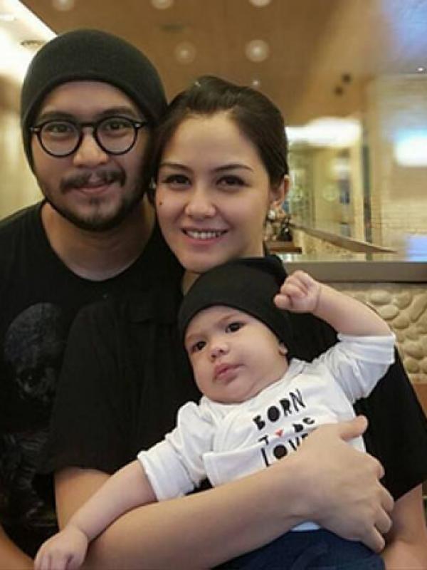 Revalina S. Temat bersama suami, Rendy Aditya dan putra, Rihga Sadiwasakti Rabbani.