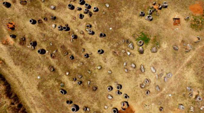 Sekumpulan 'kuali' berbahan batu berisi jasad manusia ditemukan di Laos tengah. (Sumber Live Science)