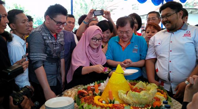 Teman Ahok syukuran setelah mengumpulkan 532.213 fotokopi KTP atau 7,5 persen dari jumlah DPT pemilu sebelumnya. (Liputan6.com/Nafiysul Qodar)