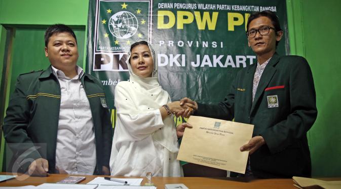 Bakal calon gubernur DKI Mischa Hasnaeni Moein atau yang lebih dikenal dengan sebutan Wanita Emas (tengah) saat menunjukkan formulir pendaftaran cagub DKI dari PKB, di DPW PKB DKI Jakarta, Senin (11/4). (Liputan6.com/Faizal Fanani)