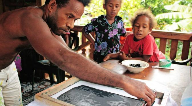 Wally Faleka, seniman asal Solomon Island mendaur ulang sampah untuk membuat karya seni (sumber: Huffingtonpost)