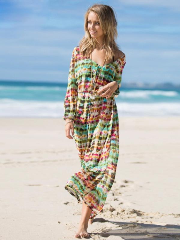 Ke pantai memakai longdress dengan bahan chifon atau apapun pantas saja. Malah kamu kelihatan makin elegant di pantai. (via: aliexpress.com)