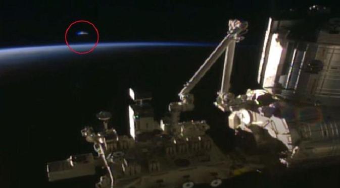 Sebuah objek tak dikenal yang disebut mirip Millenium Falcon muncul saat siarang langsung ISS (sumber: mirror.com)