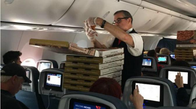 Karena badail  penerbangan Delta ini dialihkan. Untunglah pihak penerbangan mentraktir pizza untuk melenyapkan lapar. (Sumber @RileyVasquez via Twitter)