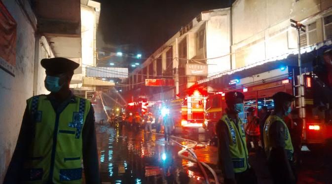 Kebakaran di Pasar Atom, Surabaya. (Liputan6.com/Dhimas Prasaja)