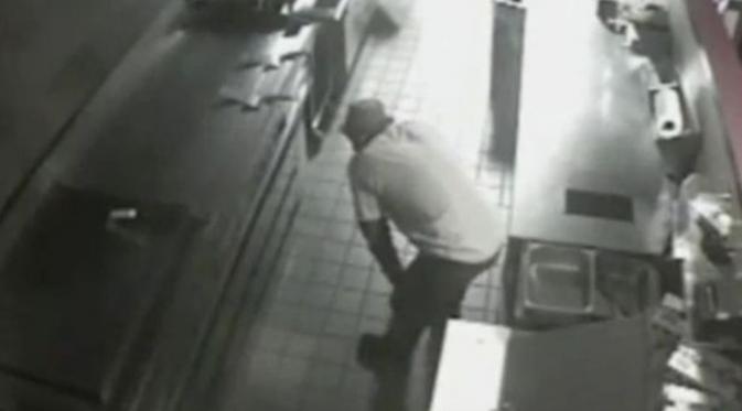 Dalam rekaman CCTV aneh itu juga terlihat seorang pria mengambil sebotol air untuk minum sebelum ia meninggalkannya. (Via: mirror.co.uk)