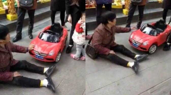 Seorang nenek jatuh ditabrak mobil mainan anak dan meminta ganti rugi. (Sumber Shanghaiist.com)