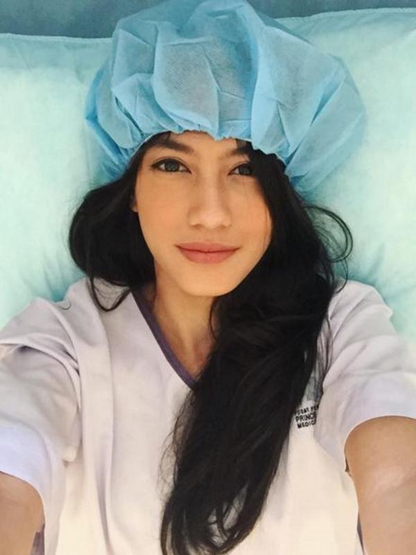 Pevita Pearce sebelum operasi tumor payudara di Malaysia (Instagram/@pevpearce)