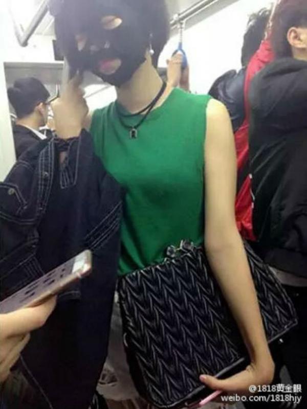 Alasan gadis ini memakai masker di kereta karena ia tidak punya banyak waktu untuk melakukan perawatan kulit di rumah. (via: shanghaiist.com)