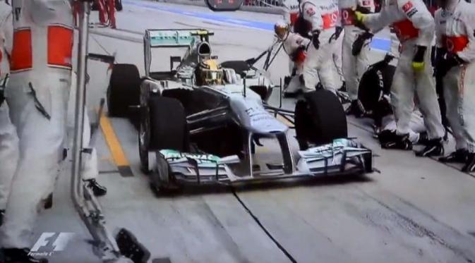 Pebalap Mercedes, Lewis Hamilton, saat salah masuk ke pit McLaren di GP Malaysia 2013. (Bola.com/mbworld.org)