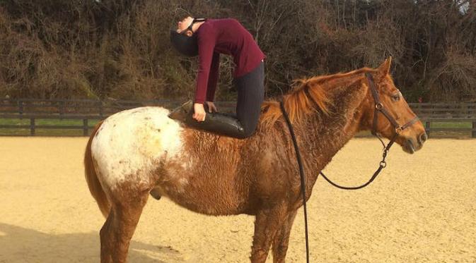 Hebat, Atlit Ini Lakukan Yoga Sambil Menunggang Kuda. Sumber : mymodernmet.com