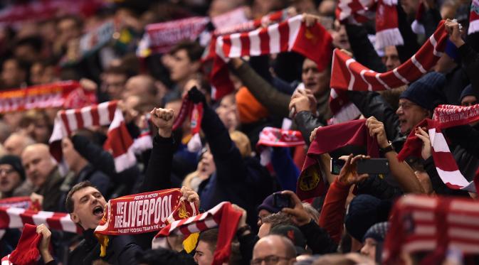 Fans Liverpool selalu memenuhi Anfield (Paul Ellis/ AFP)