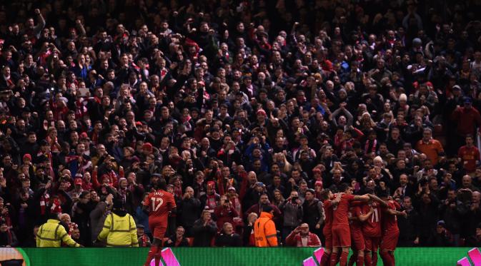 Fans Liverpool merayakan gol dengan pemain (AFP/ Paul Ellis)