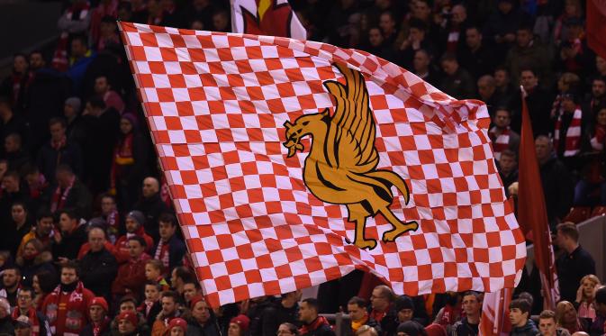 Bendera Liverpool berkibar di Anfield (AFP/ Paul Ellis)