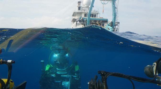 Pandangan depan wahana bawah air Deep Rover 2 dan Nadir ketika diturunkan dari M/V Alucia untuk suatu penyelaman di Hannibal Seamount di Samudra Pasifik, lepas pantai Panama. (Sumber Jesús Pineda, Woods Hole Oceanographic Institution)