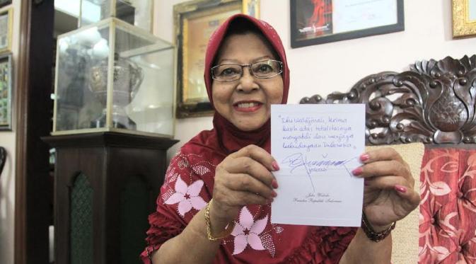 Penyanyi keroncong senior Waldjinah, menunjukkan sepucuk surat dari Presiden Joko Widodo (Reza Kuncoro)