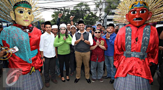 Pengusaha Muhamad Idrus foto bersama dengan ondel-ondel sebelum mendaftarkan diri sebagai bakal calon Gubernur DKI Jakarta di Kantor DPD Partai Demokrat DKI Jakarta, Rabu (13/4). (Liputan6.com/Immanuel Antonius)