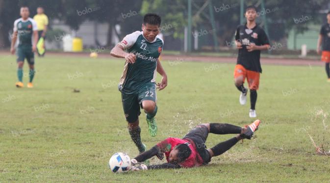 Pemain PS TNI, Tambun Naibaho mengecoh kiper Villa 2000 pada laga uji coba di Lapangan Mako Kostrad, Cilodong, Jawa Barat, Rabu ( 13/4/2016). (Bola.com/Nicklas Hanoatubun)